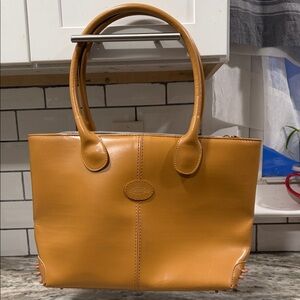 Tod’s Elegant Tan Leather Tote Bag